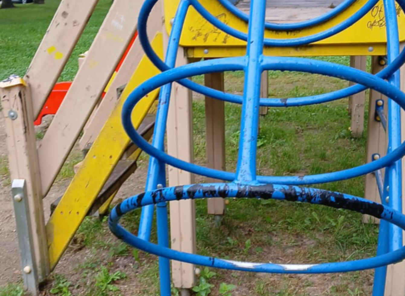  Kauno g. vaikų žaidimų aikštelė ištepta smala