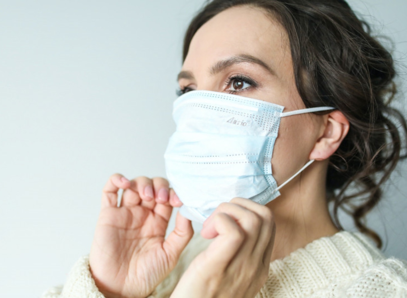 Viešose uždarose vietose, viešajame transporte, uždarose erdvėse esančiose darbo vietose bus privaloma dėvėti medicinines kaukes arba respiratorius