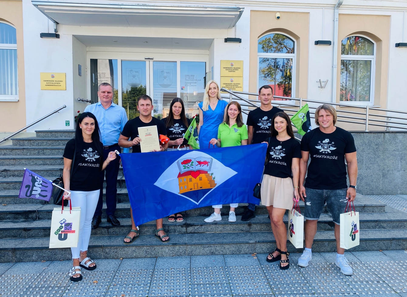 Motociklininkų komanda su savivaldybės atstovais