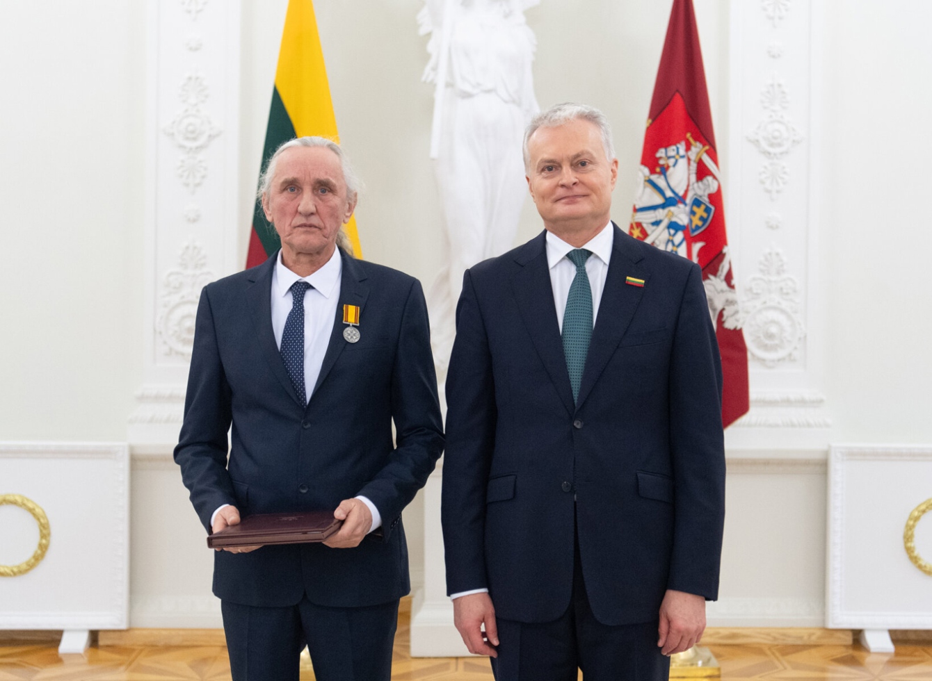 Ukmergiškiui ūkininkui Valentinui Geniui prezidentas Gitanas Nausėda įteikė garbingą apdovanojimą.