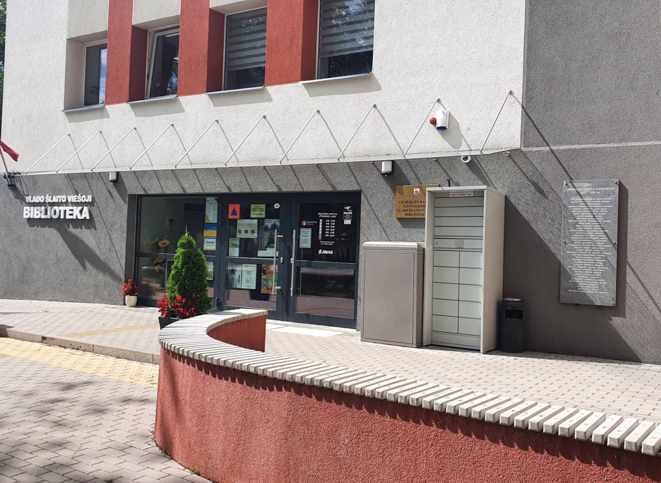 Knygomatą surasite prie pagrindinio įėjimo į viešąją biblioteką, Vytauto g. 30