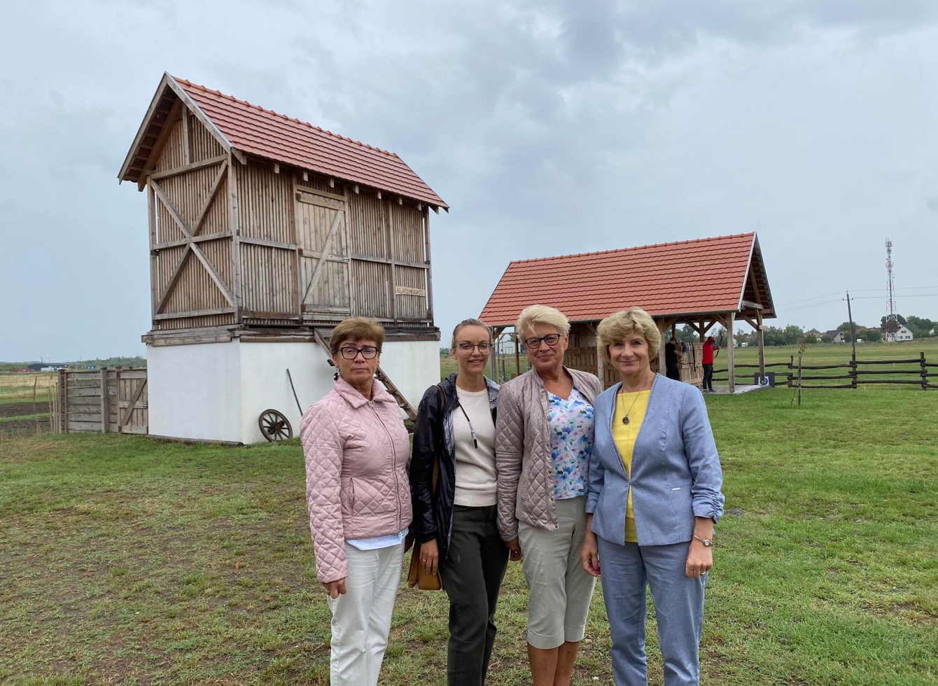 Delegacija iš Ukmergės. Iš kairės: A.Pusvaškienė, K.Ridzevičienė, D.Užkurėlytė, D.Steponavičienė