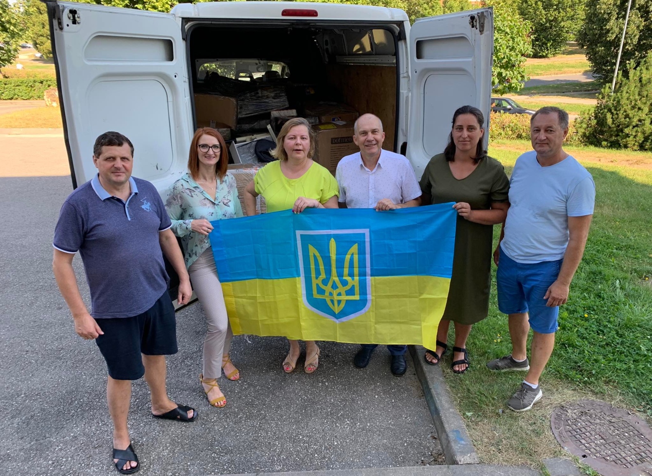Korostenio atstovai su ukmergiškiai, laikantys Ukrainos vėliavą