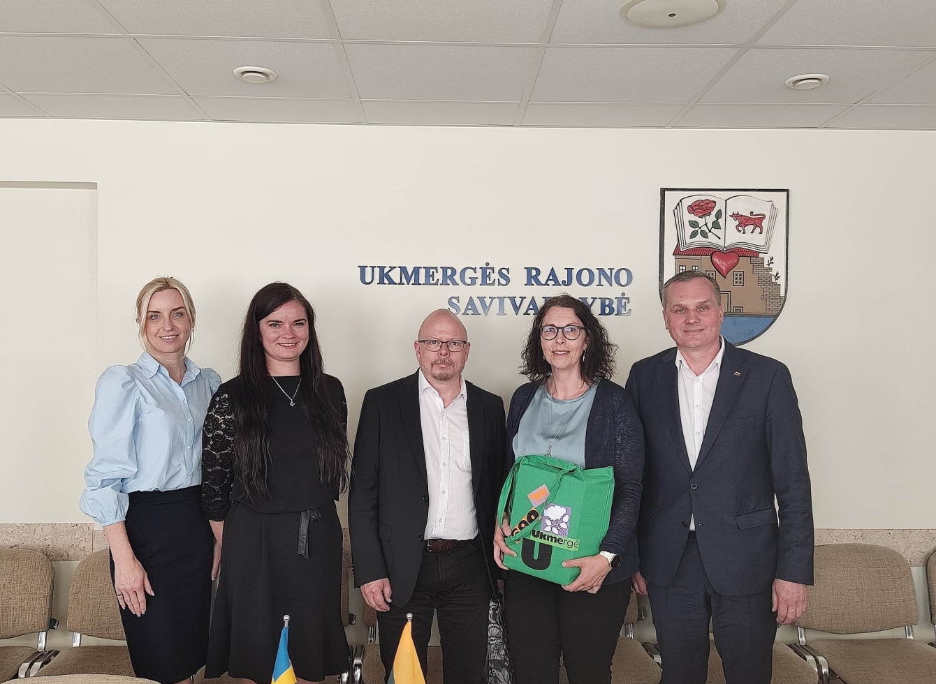 Švedų delegacija su pasitikusiais juos ukmergiškiais
