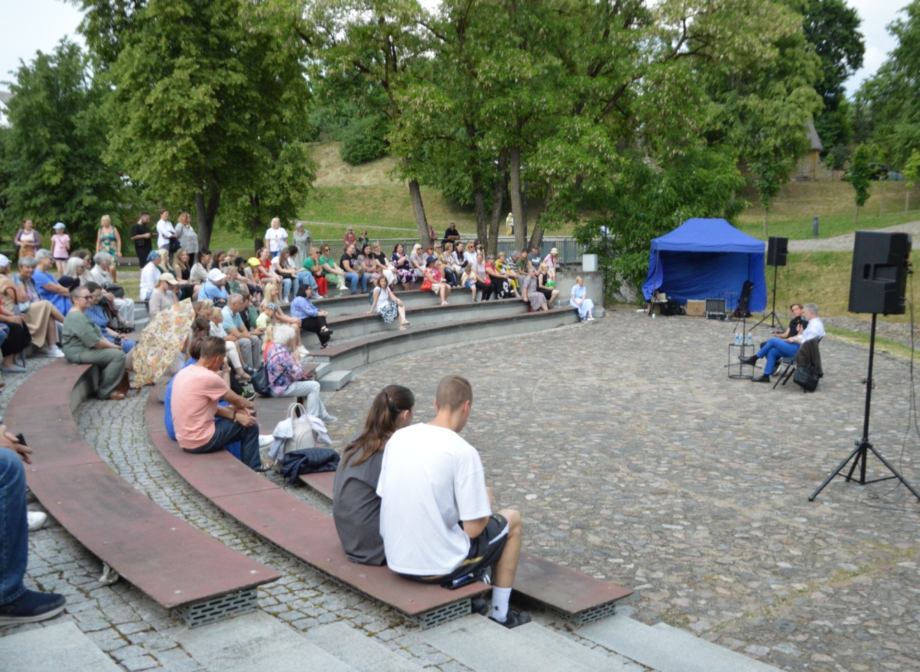 Poezijos festivalis piliakalnio papėdėje