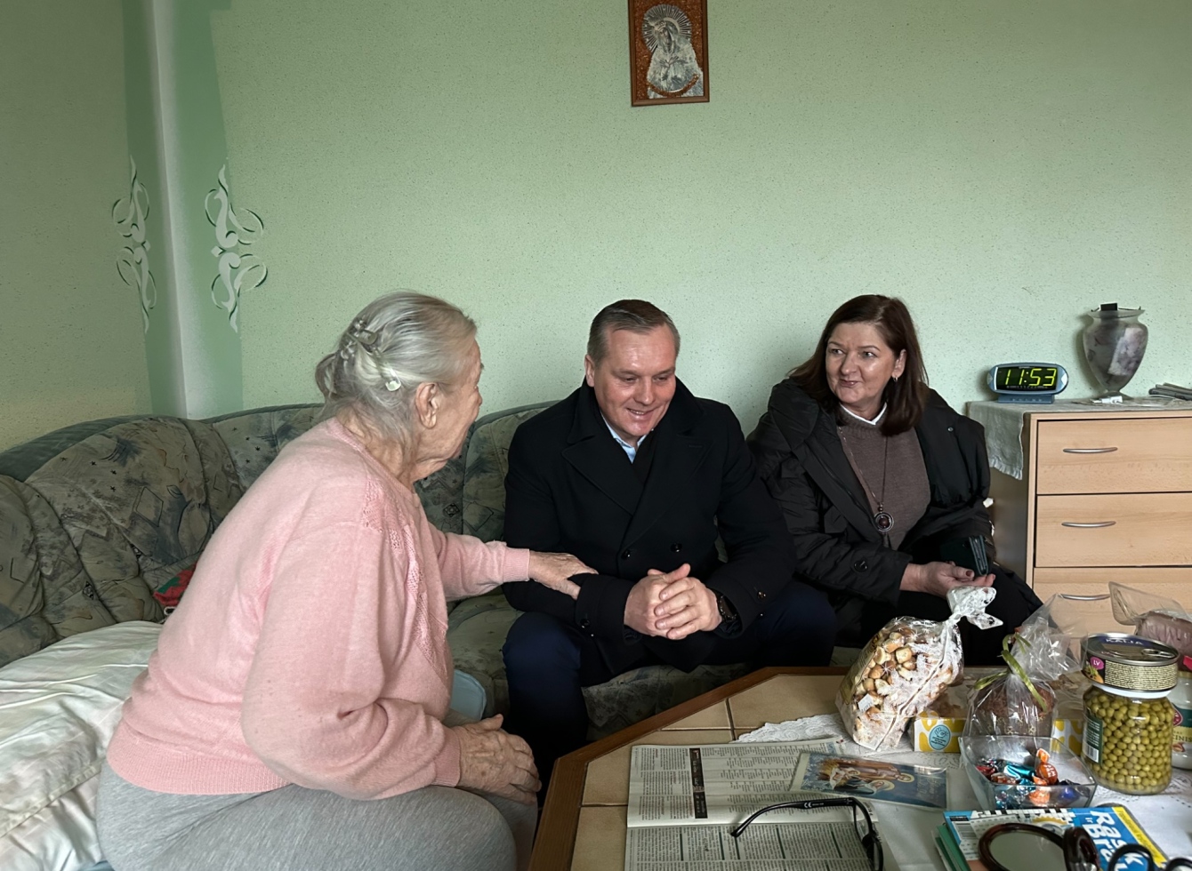 Darius Varnas kartu su Socialinės paramos skyriaus vedėja Asta Leonavičiene