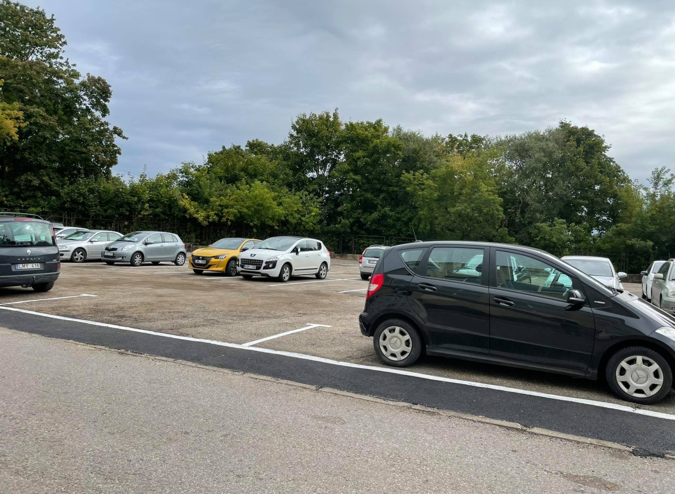Automobilių stovėjimo aikštelė Kauno gatvėje
