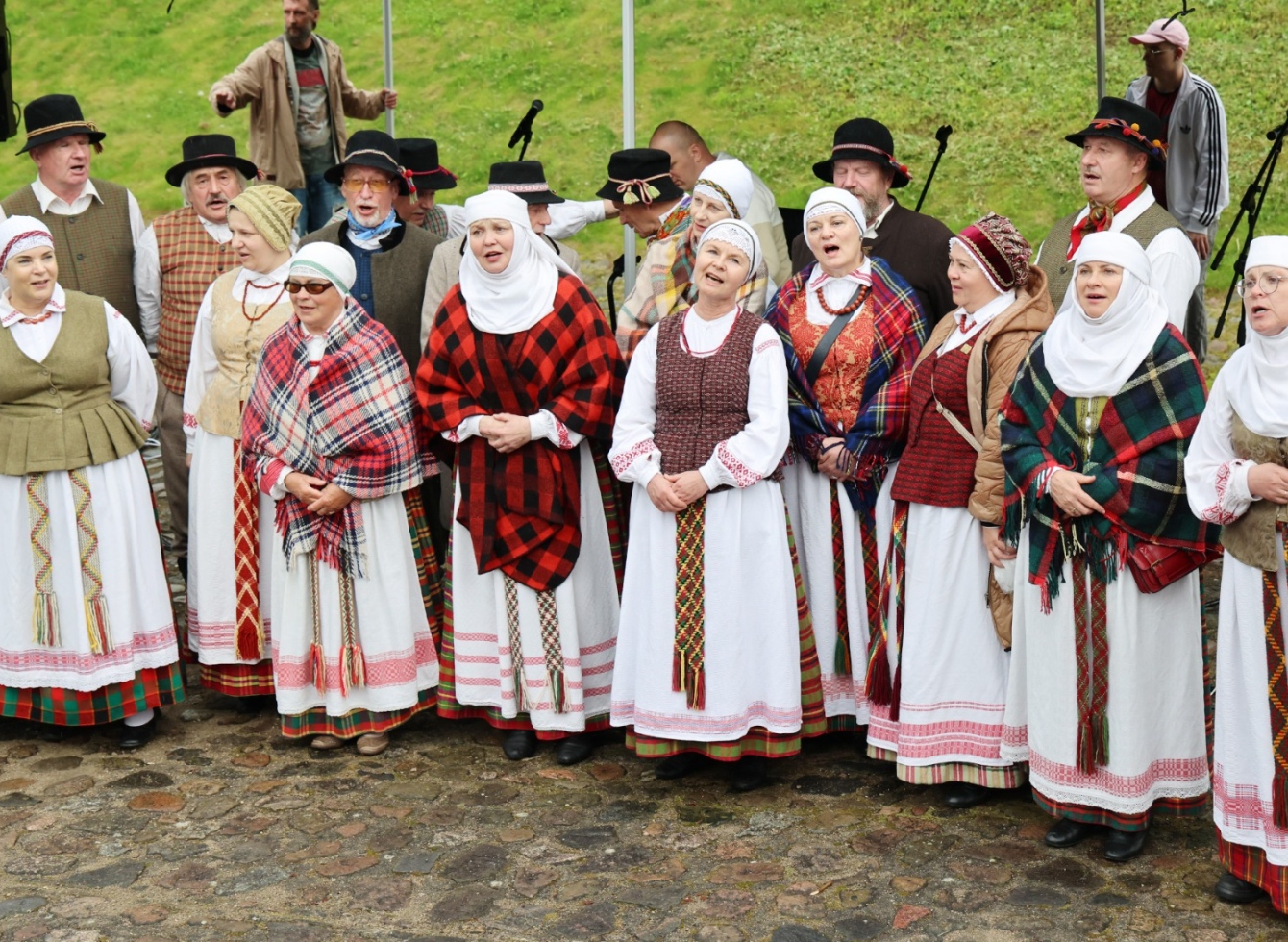 „Ant kalno klevelis“ – pirmasis tarptautinis folkloro festivalis sujungė miestus, tradicijas ir širdis