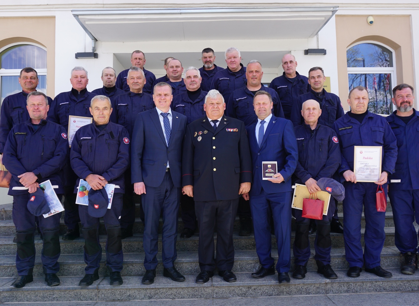 Savivaldybės priešgaisrinės tarnybos ugniagesiai pasveikinti su profesine švente