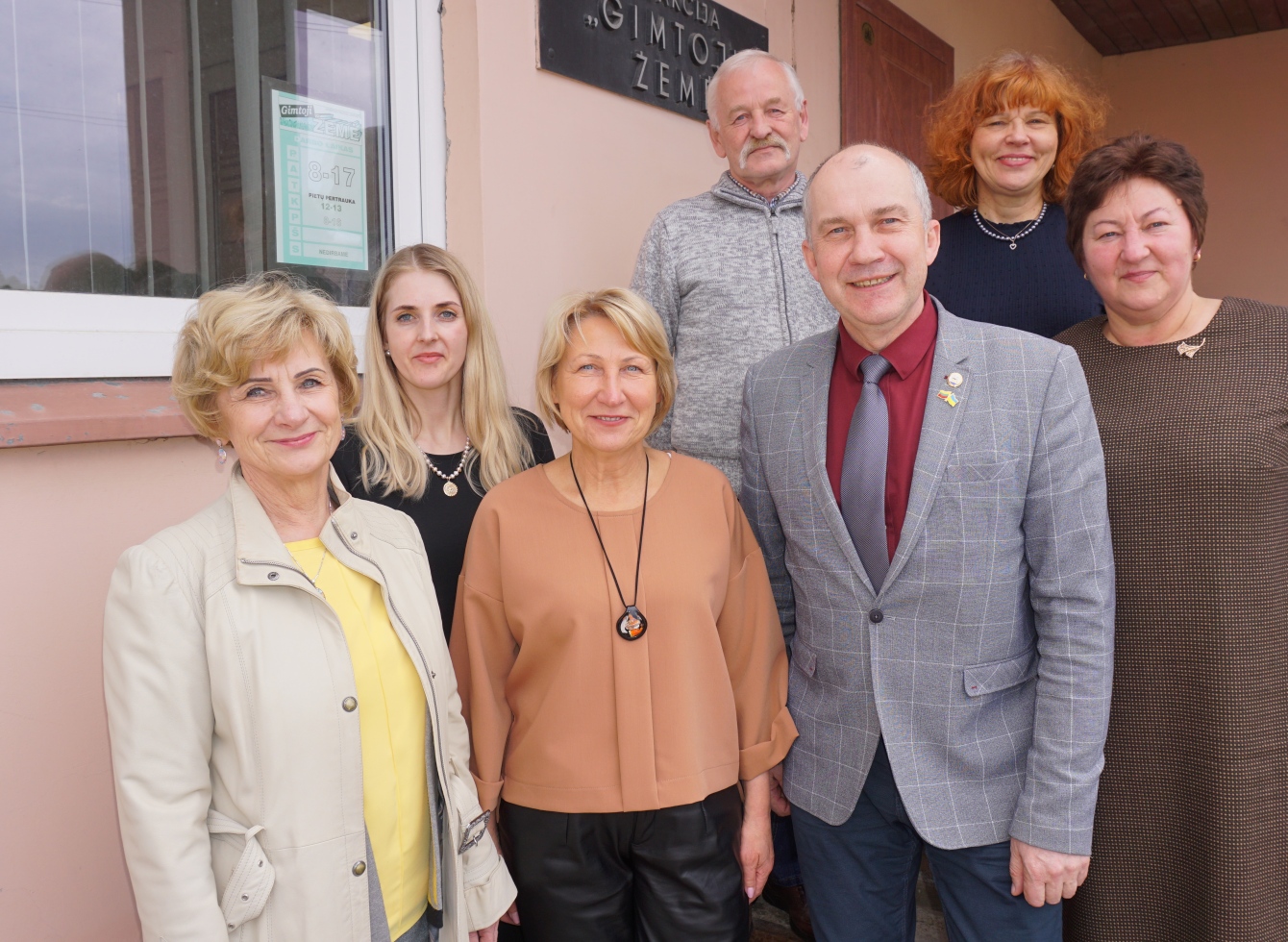 R. Janickas ir D. Steponavičienė su laikraščio Gimtoji žemė kolektyvu