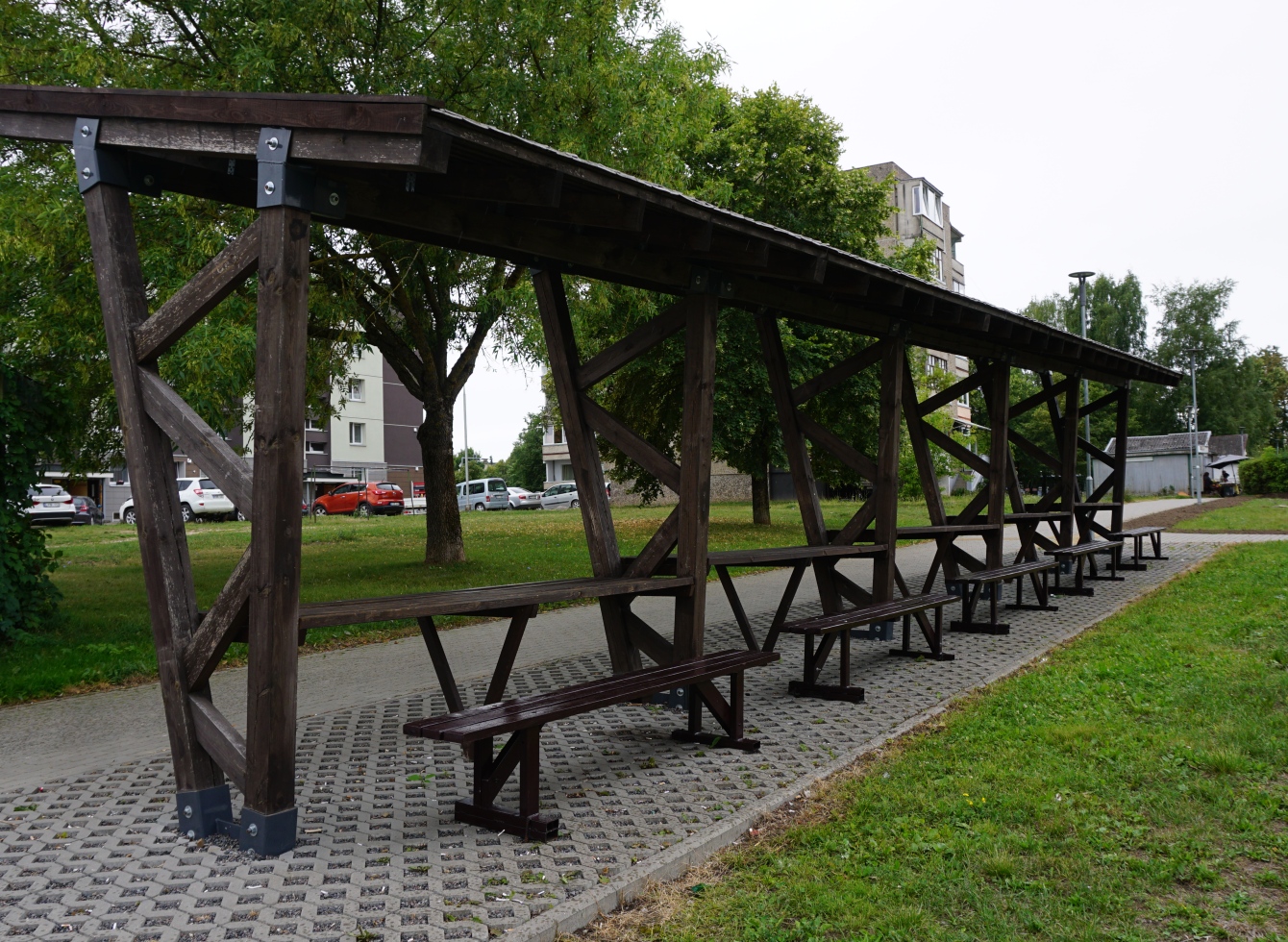 Miesto seniūnija pagamino ir pastatė 5 suolus