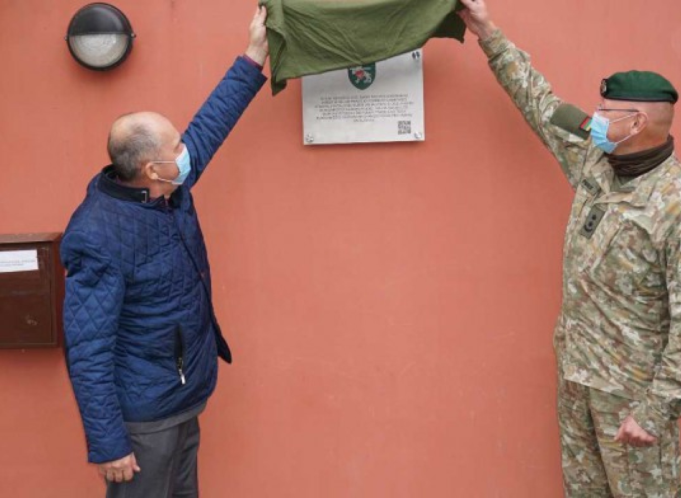 Ant pirmųjų pulko kareivinių atidengė atminimo lentelę