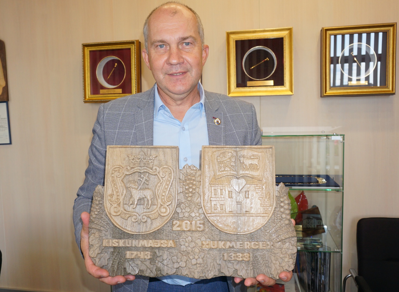 Ukmergės rajono savivaldybės mero Rolando Janicko rankose - vengrams skirta dovana, kurios autorius - R. Zinkevičius. D. Zimblienės nuotrauka