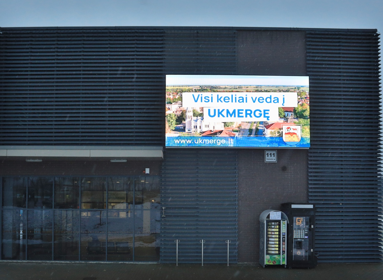 Ant Ukmergės autobusų stoties pastato įrengtas modernus LED lauko ekranas