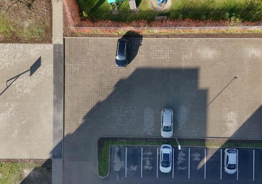 Sutvarkyta teritorija šalia vaikų...