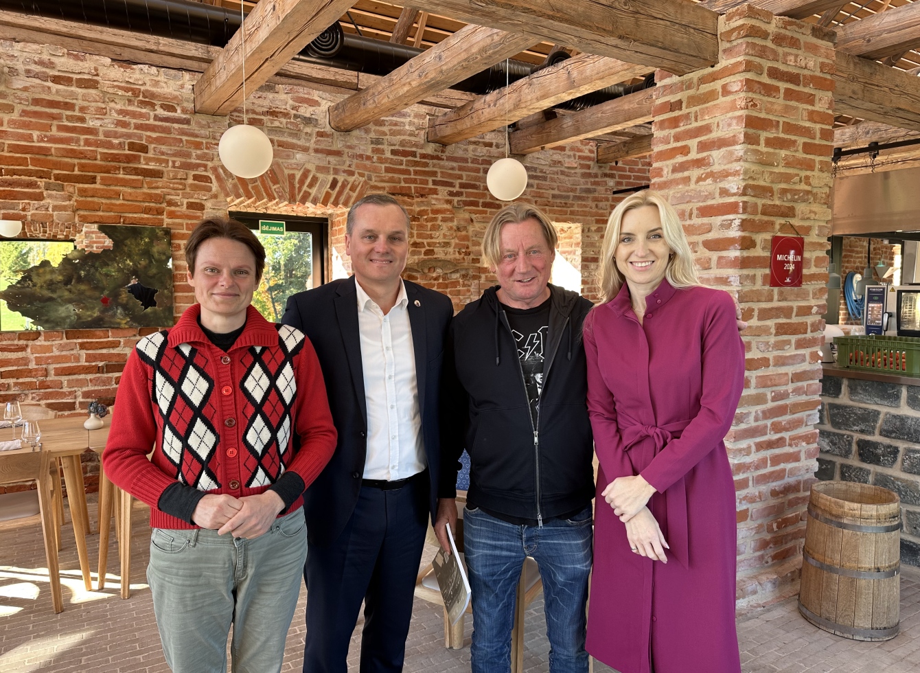 Ukmergės rajono savivaldybės meras Darius Varnas, administracijos direktorė Inga Pračkailė lankosi ekologiniame ūkyje „Farmers Circle“