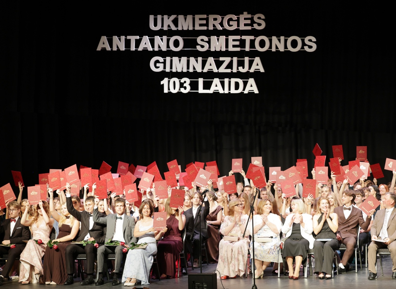 Antano Smetonos gimnazijos abiturientams įteikti brandos atestatai