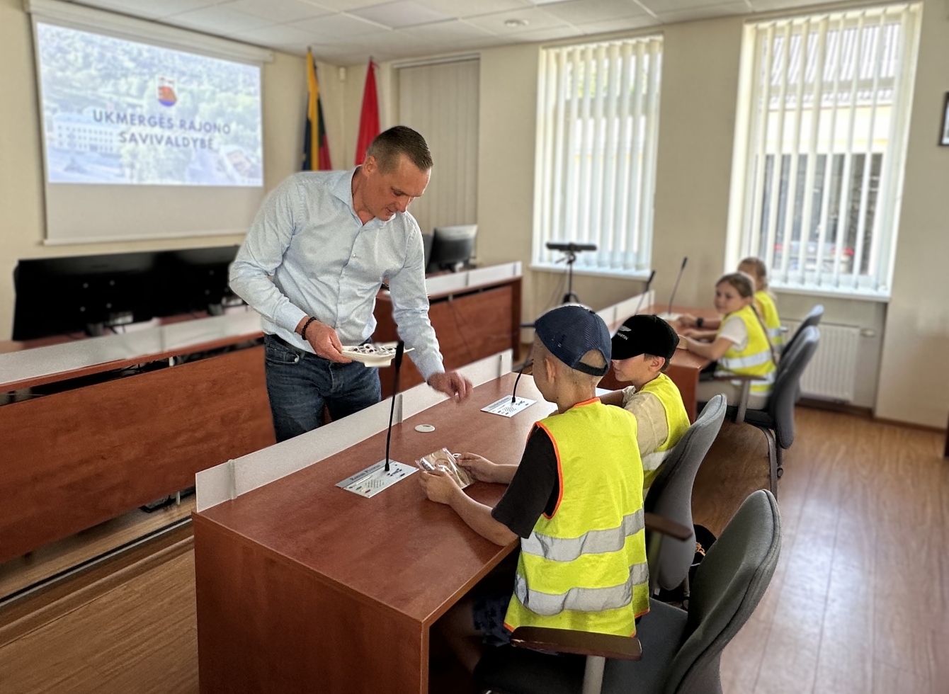 VšĮ „Lyderių karta“ stovyklautojai apsilankė Ukmergės rajono savivaldybėje