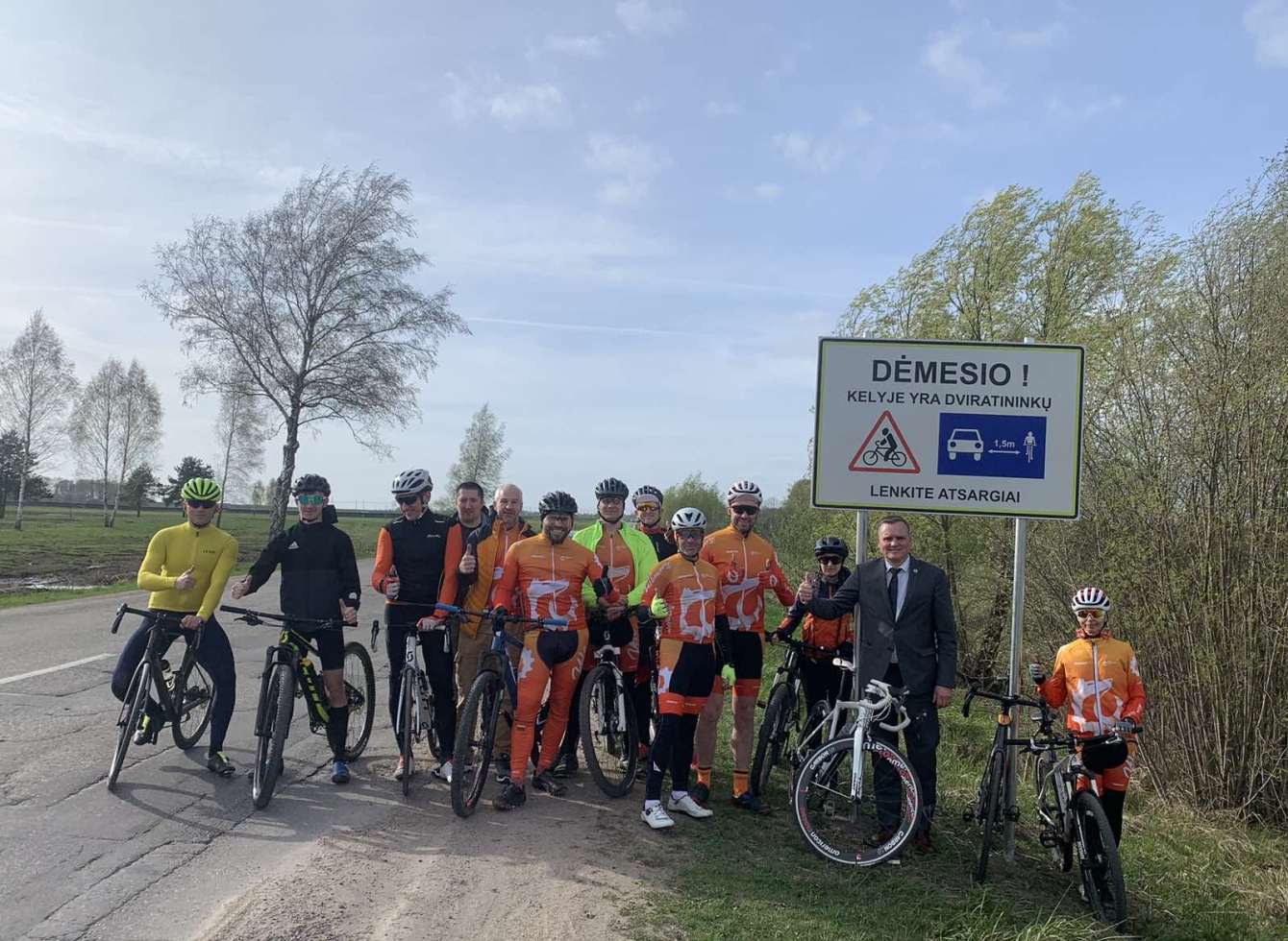 Balandžio 12-osios pavakare kartu su Ukmergės dviračių klubo „VeloVilkmergė“ nariais naujojo kelio ženklo atsiradimu pasidžiaugė ir Ukmergės rajono savivaldybės meras Darius Varnas.