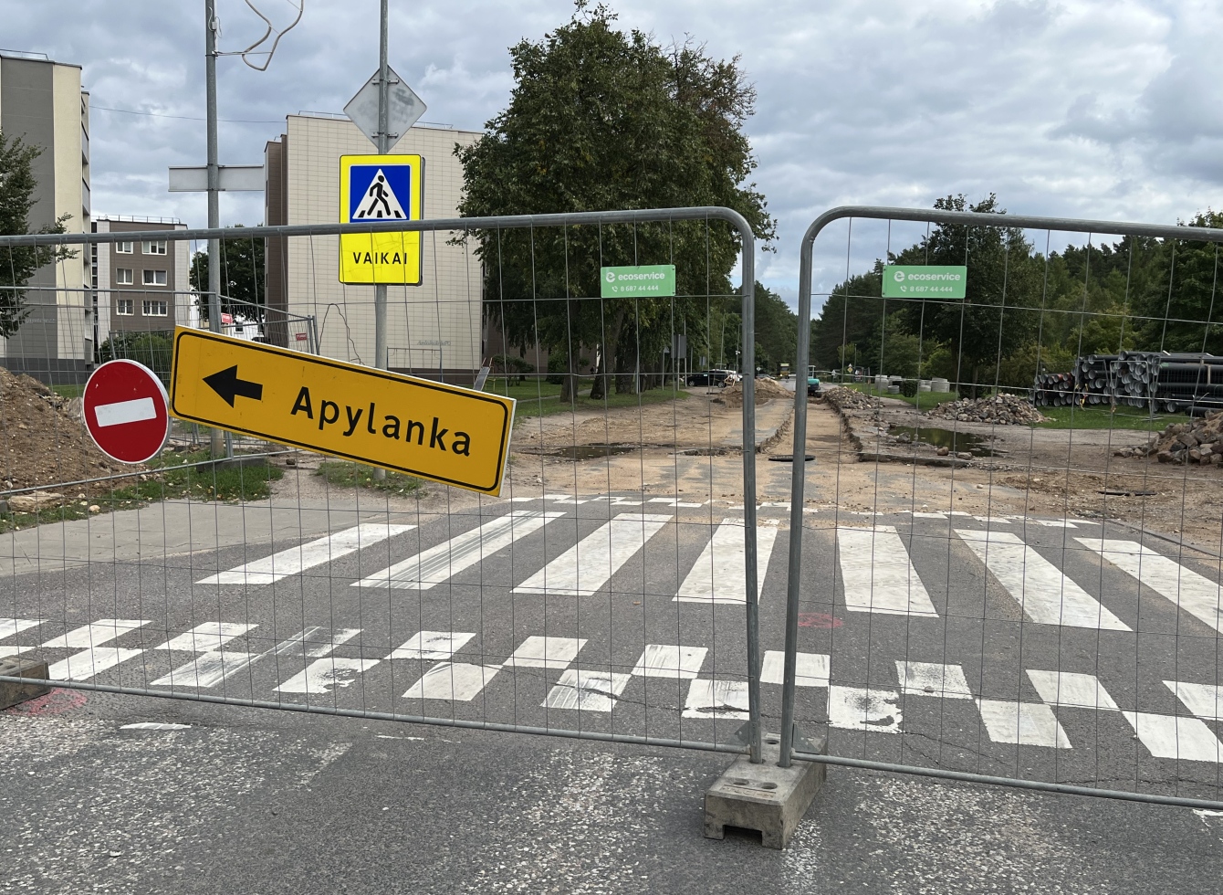 Atsivėręs akmeninis grindinys laikinai sustabdė Antakalnio gatvės remonto darbus