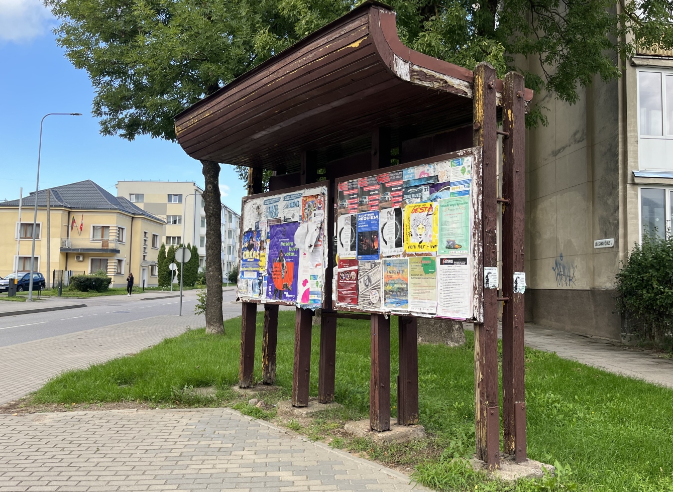 Skelbimo lenta Vytauto ir J. Basanavičiaus gatvių sankirtoje