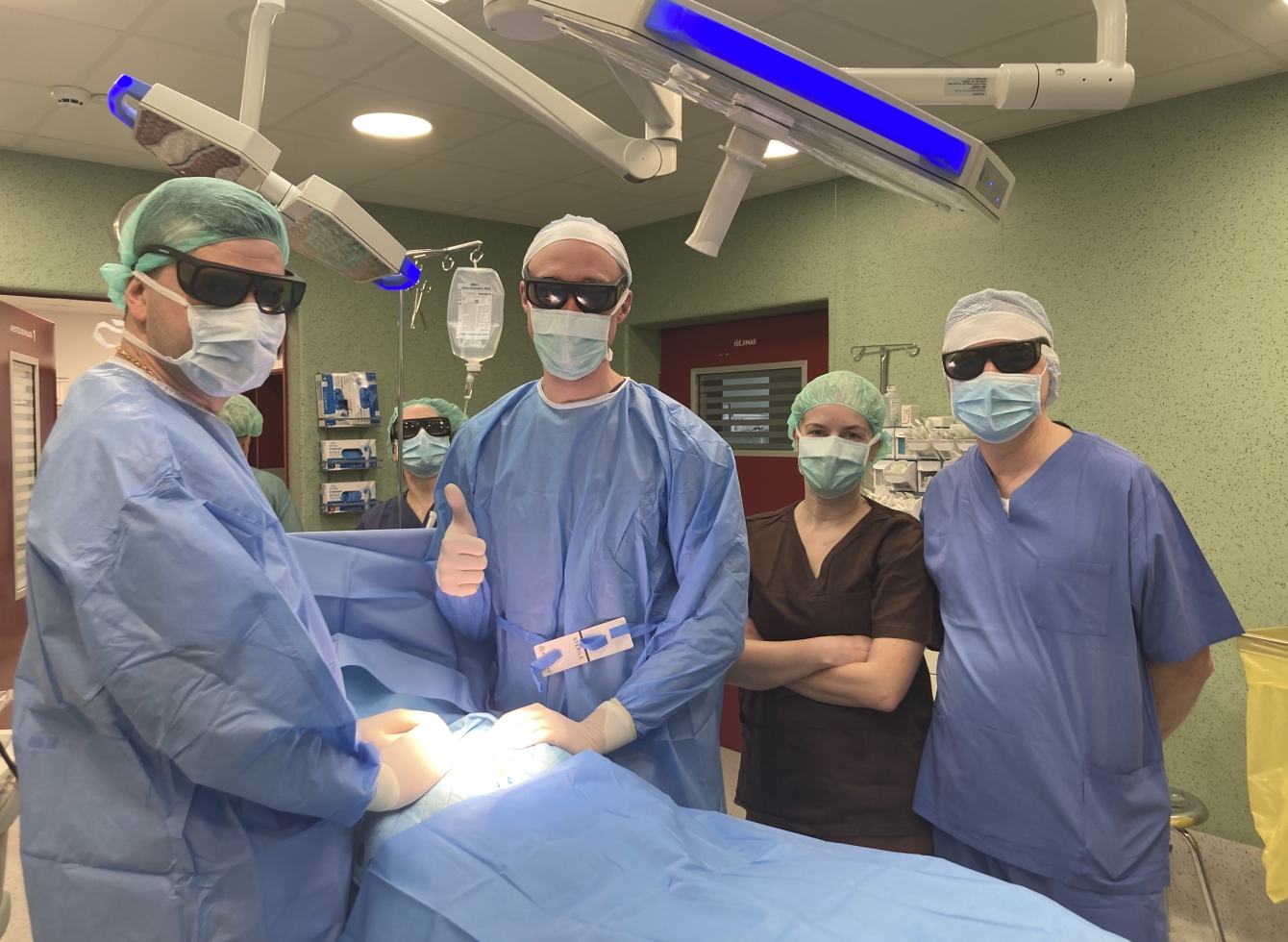Medikų komanda atliekanti operaciją