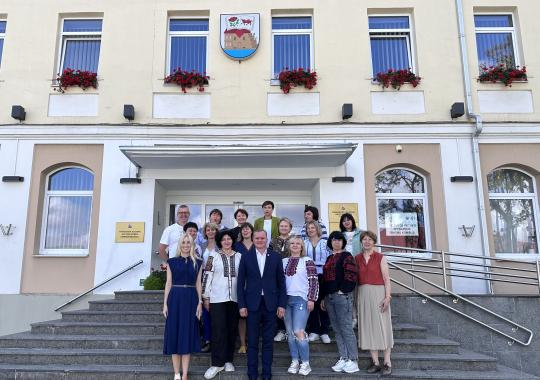 Ukmergės piliakalnį vėl papuošė sūpynės