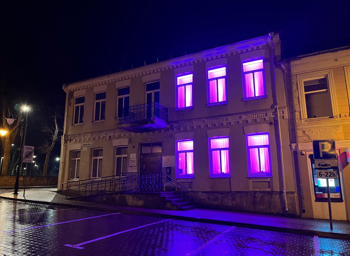 Purpurine spalva apšviesti VšĮ „Ukmergė šeimos centras pastato langai