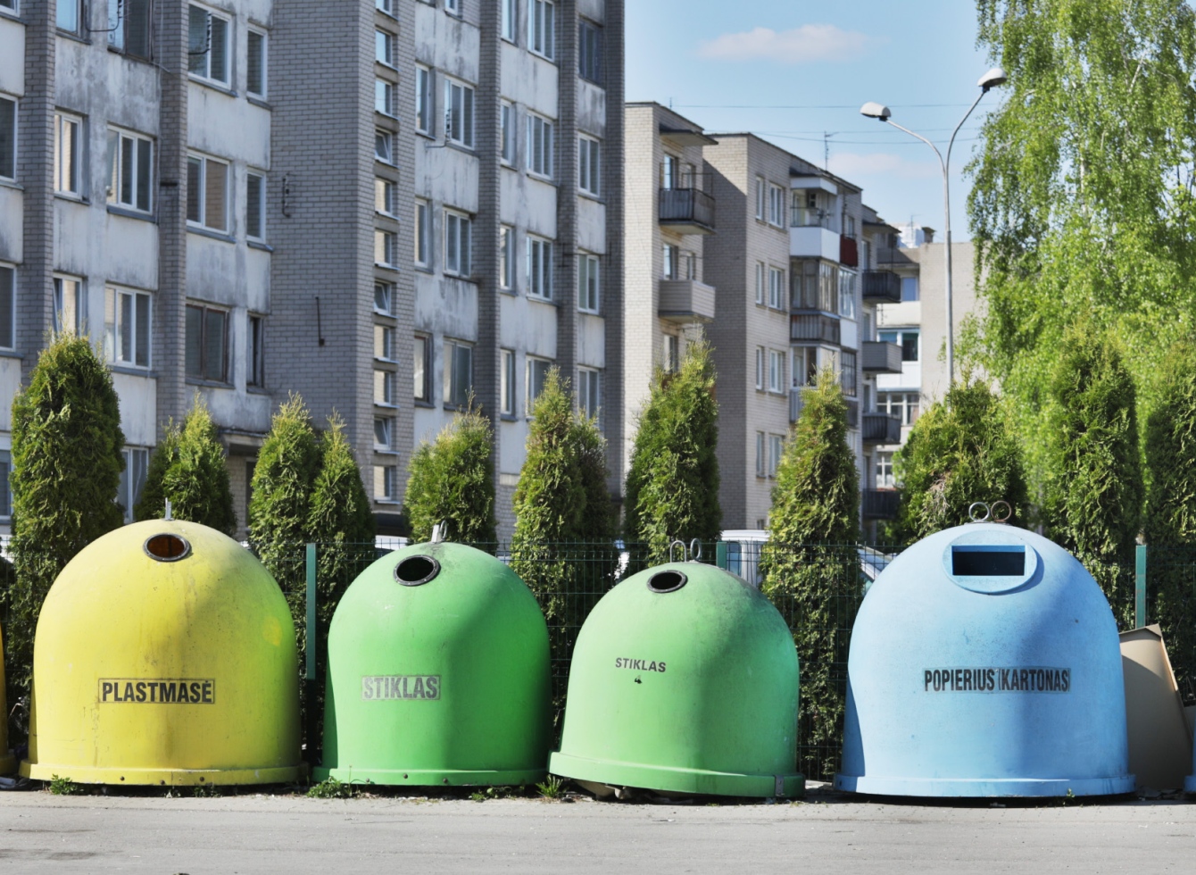 Pastaruoju metu gyventojai skundžiasi perpildytais popieriaus, plastiko konteineriais.