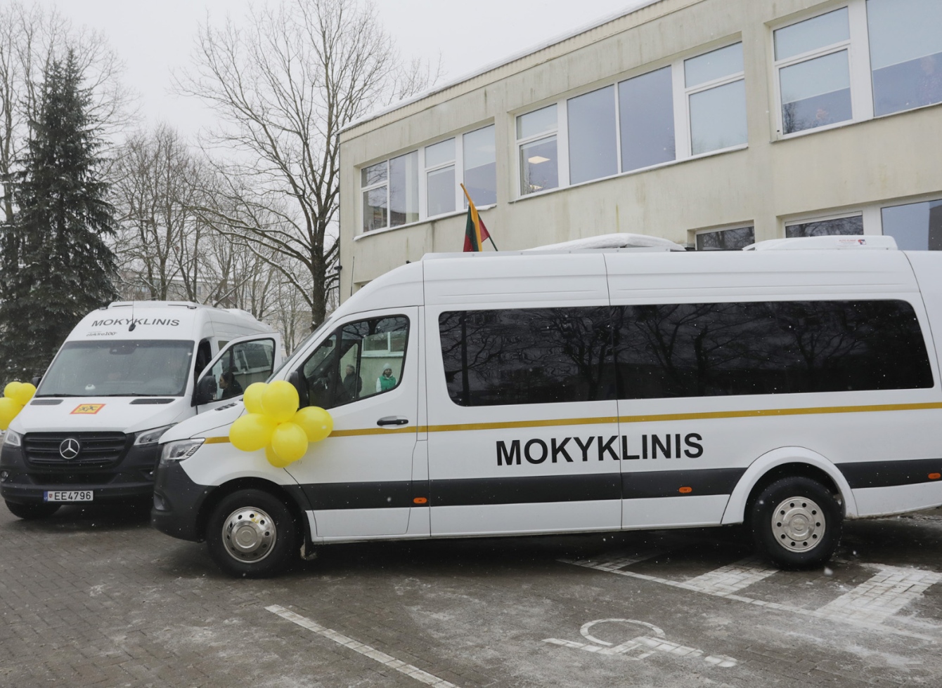 Savivaldybė įsigijo du naujus elektrinius mokyklinius autobusus