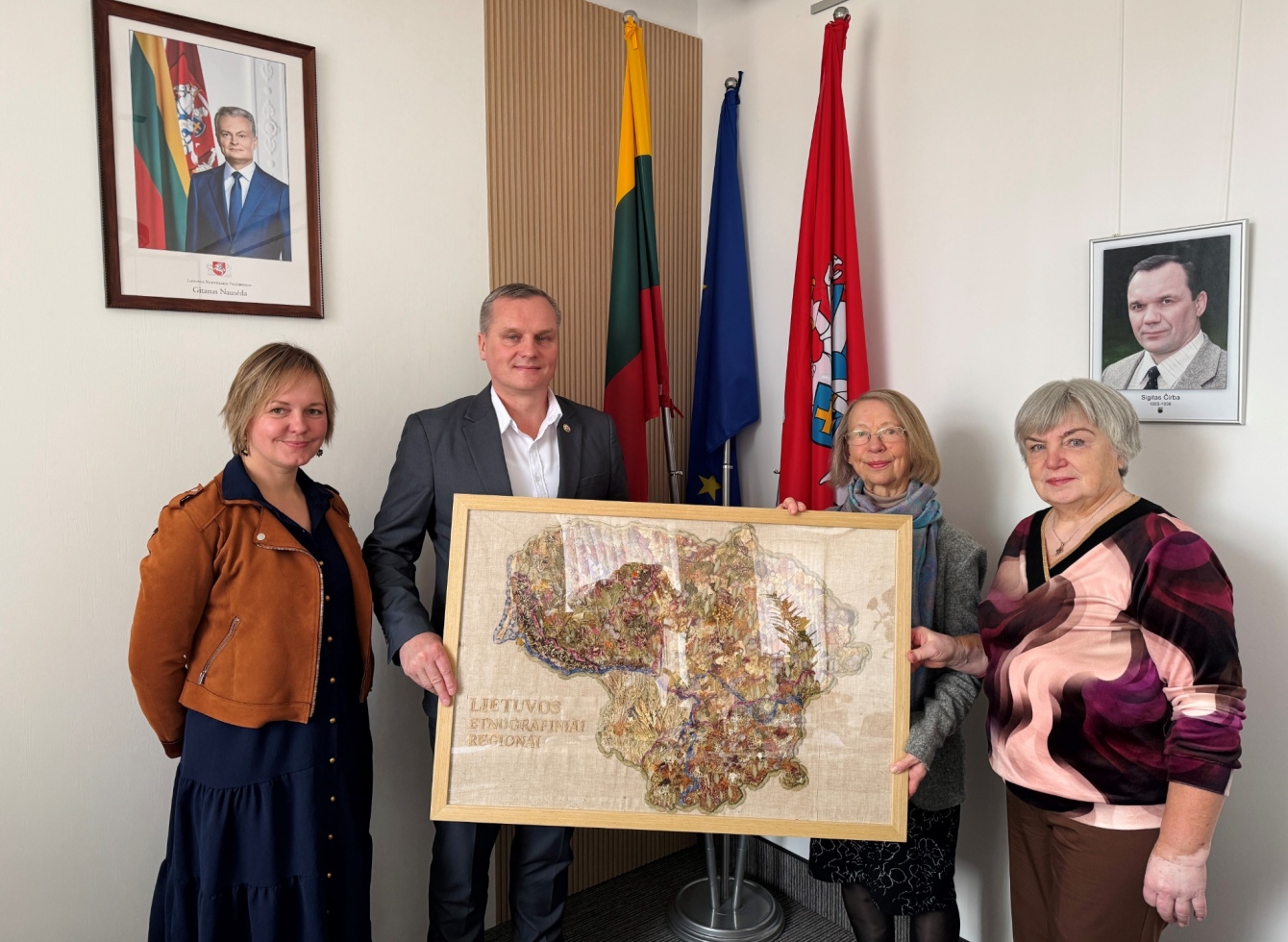 Savivaldybei padovanotas iš žolynų sukurtas paveikslas „Lietuvos regionai“