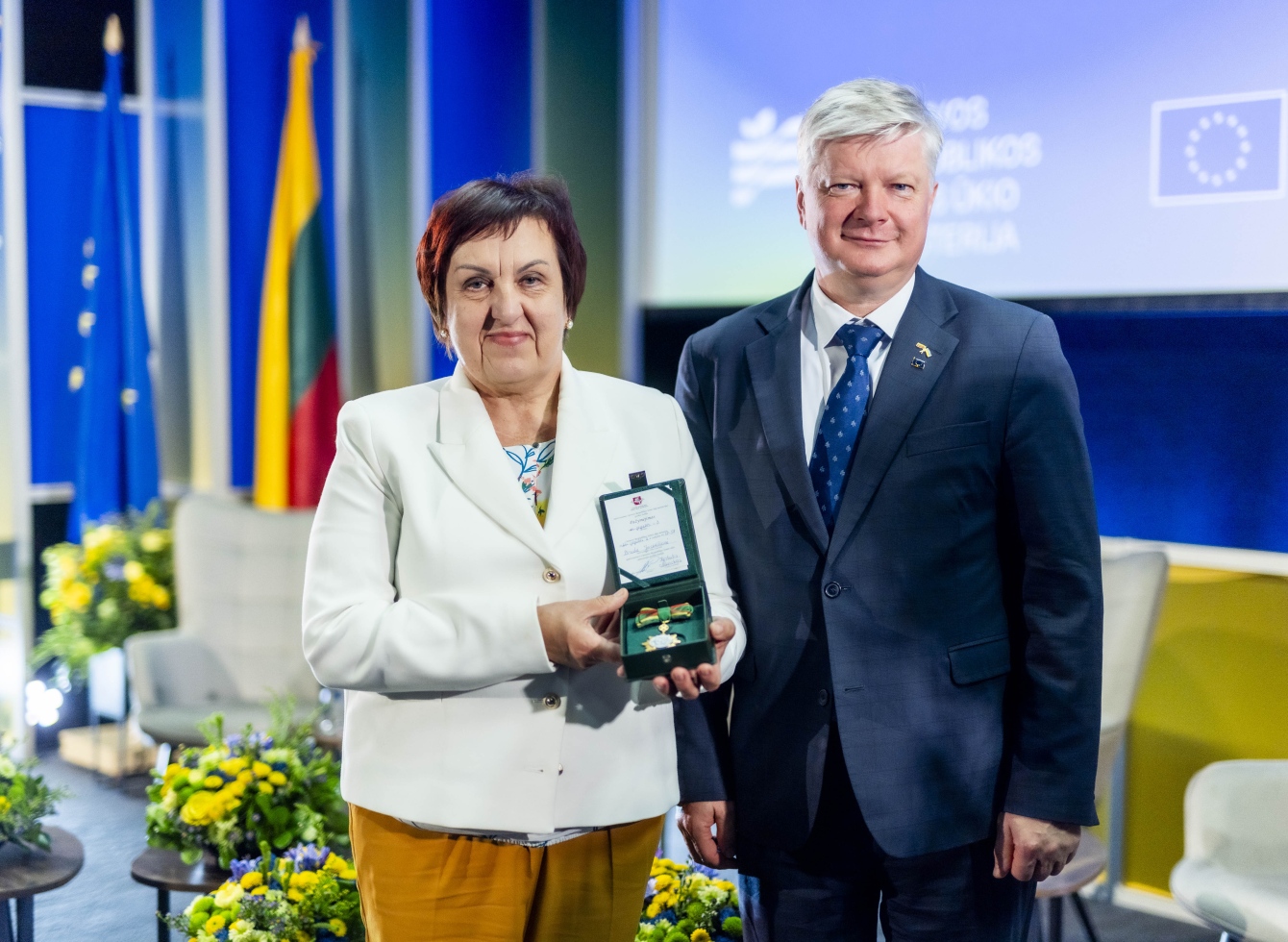 Žemės ūkio ministras Kęstutis Navickas Ukmergės lopšelio-darželio „Žiogelis“ direktorei Birutei  Jucevičienei įteikė reikšmingą apdovanojimą – medalį „Už sveikos vaikystės puoselėjimą“