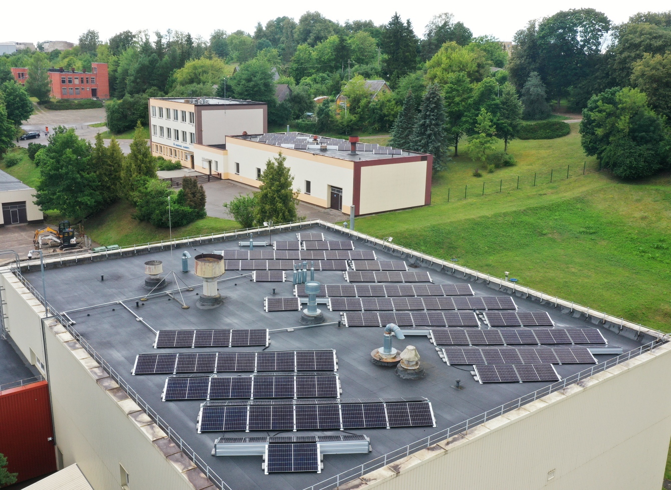 Fotovoltinė 90 kW saulės jėgainę Ukmergės miesto vandenvietėje ant pastatų, esančių adresu Gėlių g. 18.