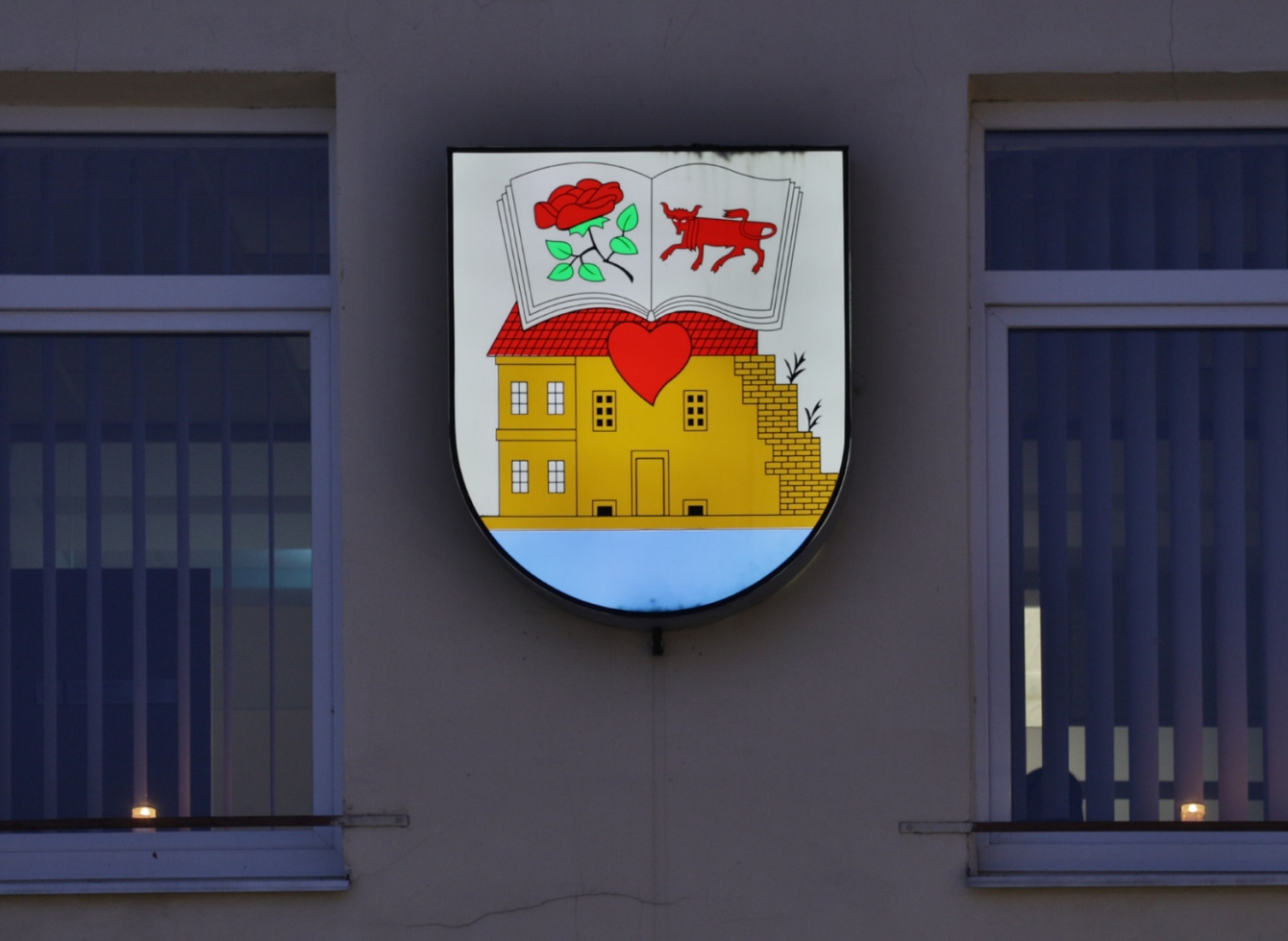 Laisvės gynėjams pagerbti uždegtos žvakutės languose