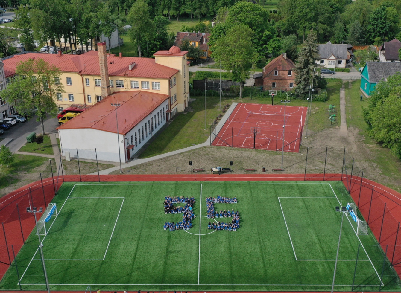 Iškilmingai atidarytas atnaujintas Senamiesčio progimnazijos stadionas