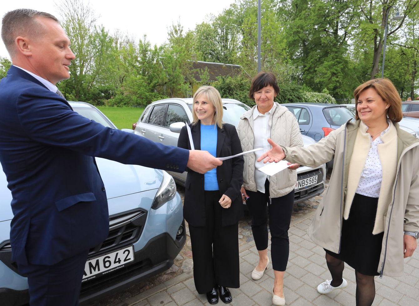 Trims Ukmergės rajono seniūnijoms perduoti nauji automobiliai