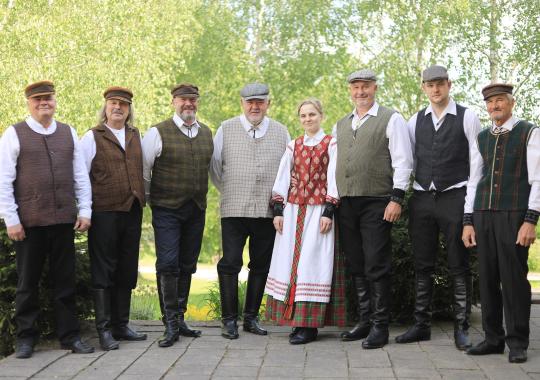 Kelininkai tęsia darbus siaučiant audrai – šalinami šimtai kritusių medžių