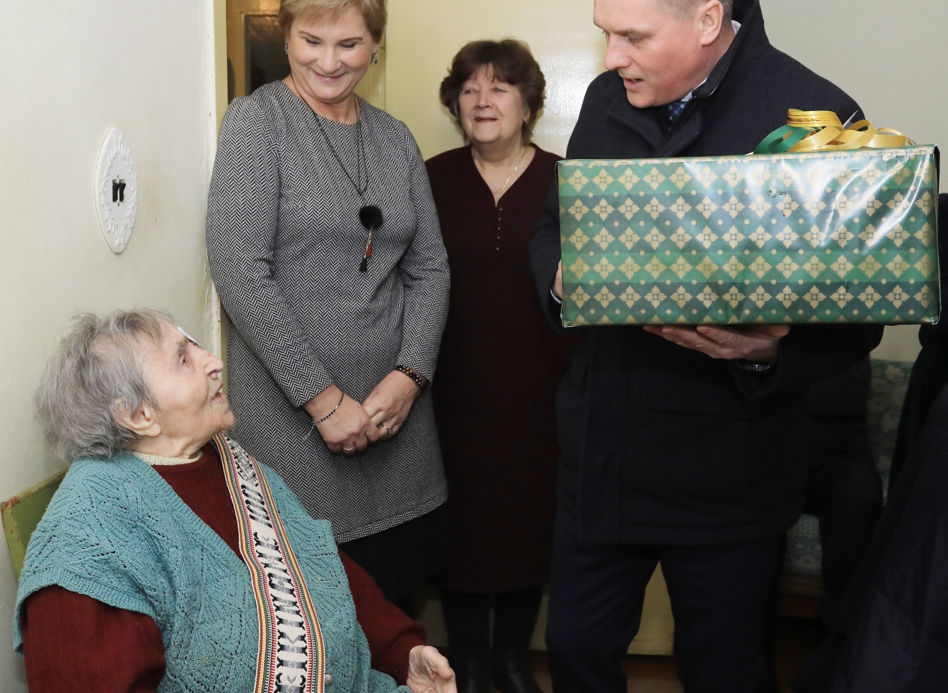 Meras sveikina šimtametę Jadvygą Lisauskienę
