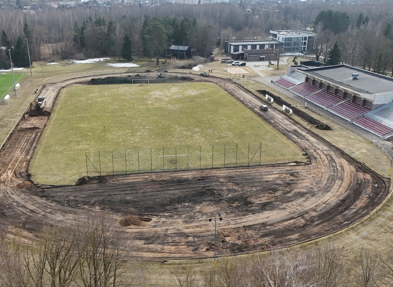 Ukmergės miesto stadione atnaujinami bėgimo takai