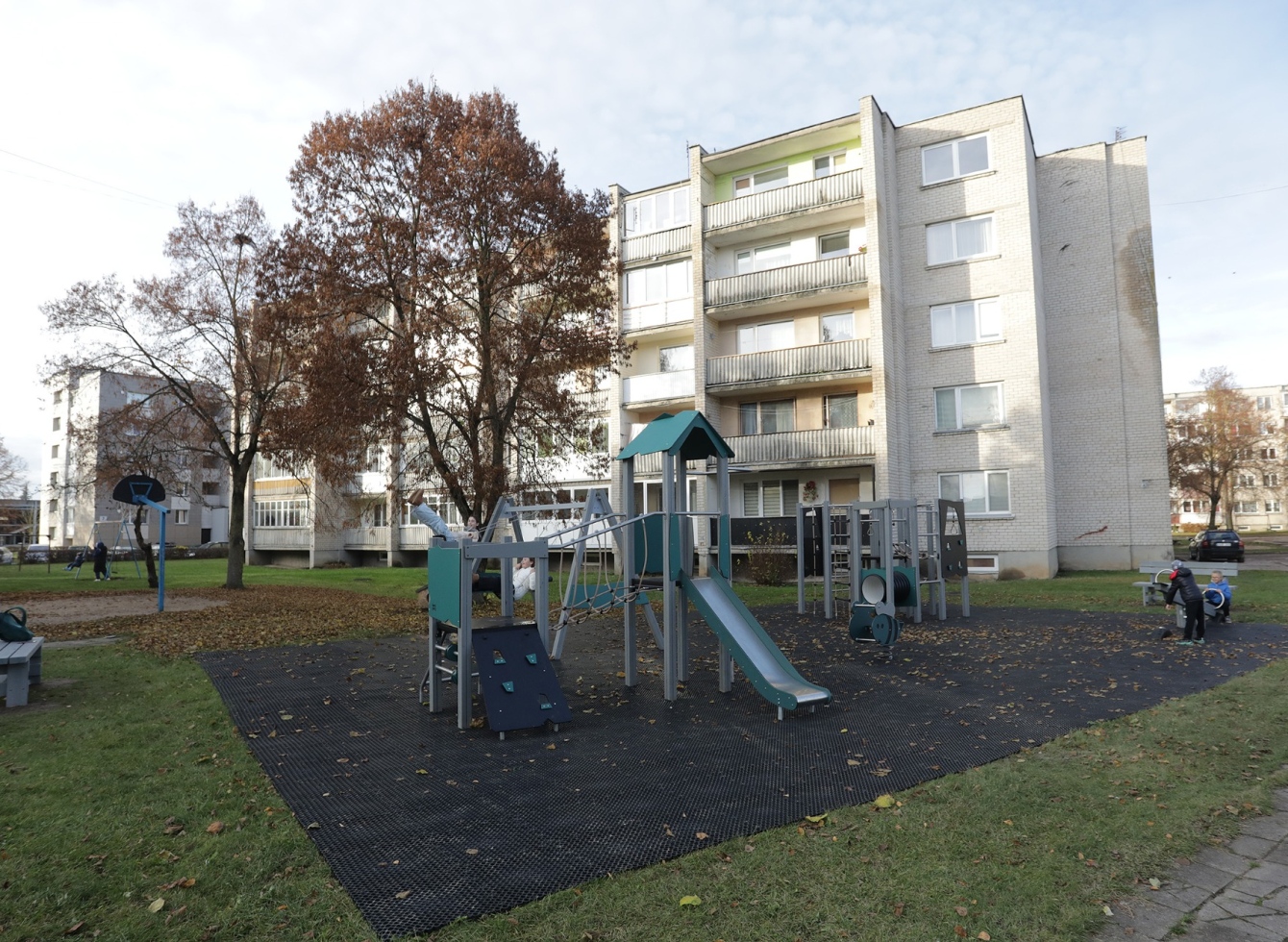 Naujos vaikų žaidimų aikštelės