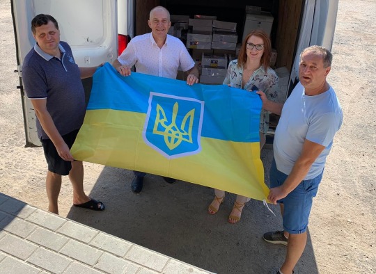 Korostenio atstovai su ukmergiškiai, laikantys Ukrainos vėliavą