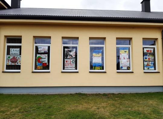 Stovyklautojų piešiniai iškabinti languose