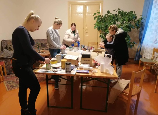 Savanoriai gamina žvakes