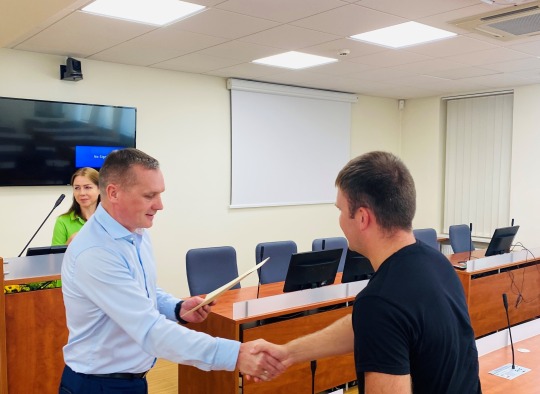 Meras įteikia komandos kapitonui atstovavimo raštą