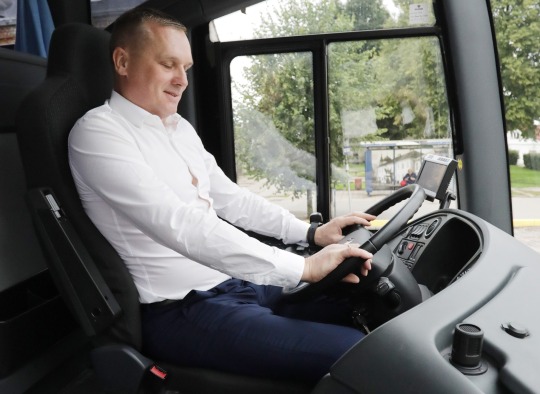 Meras prie autobuso vairo
