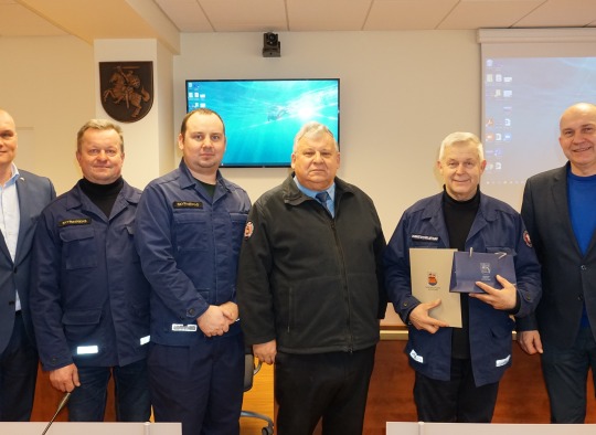Ilgametį ugniagesį gelbėtoją į pensiją išlydėjo jo kolegos ir Ukmergės rajono savivaldybės vadovai 