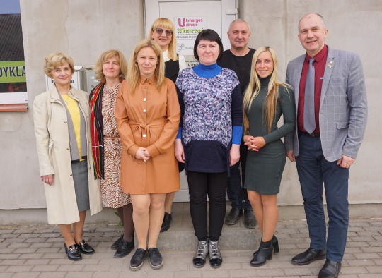 R. Janickas ir D. Steponavičienė su laikraščio Ukmergės žinios kolektyvu