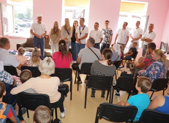 Būsimiems Ukmergės pirmokams padovanotos pirmosios kuprinės