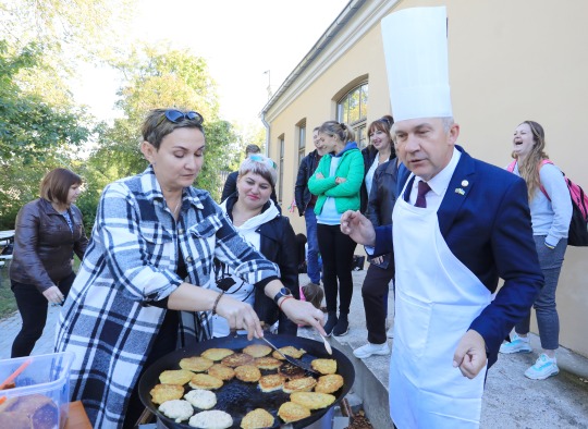 Blynų kepimo akimirkos