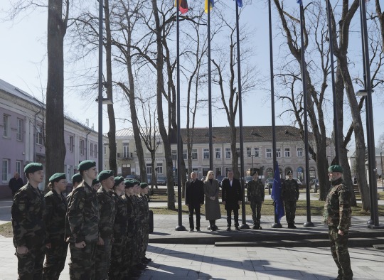 Ukmergėje, Kęstučio aikštėje, iškelta NATO vėliava